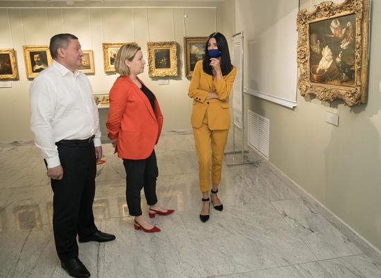 Ольга Любимова и Андрей Бочаров посетили выставочный зал музея Машкова